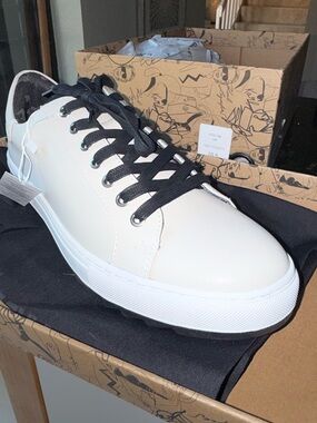 Karl Lagerfeld Off White Low-Top Sneakers with Black Laces